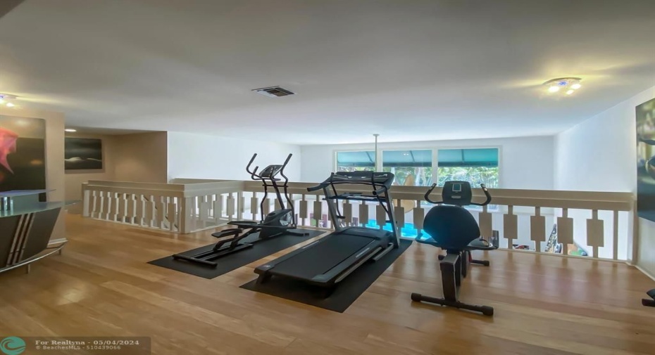 Huge loft perfect for gym/office