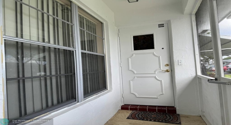 SCREEN FRONT ENTRY WAY