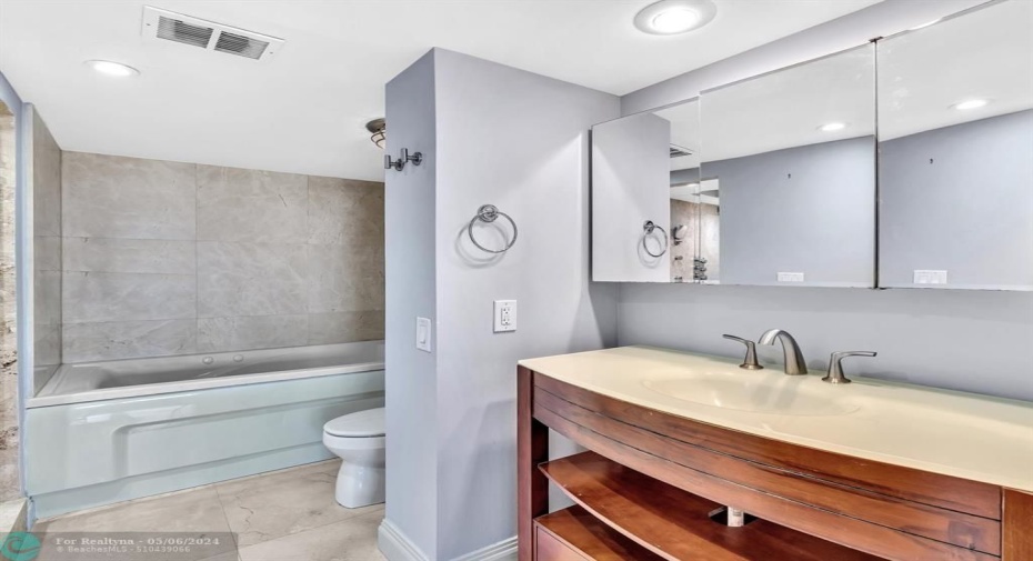 Primary/ Jet Tub