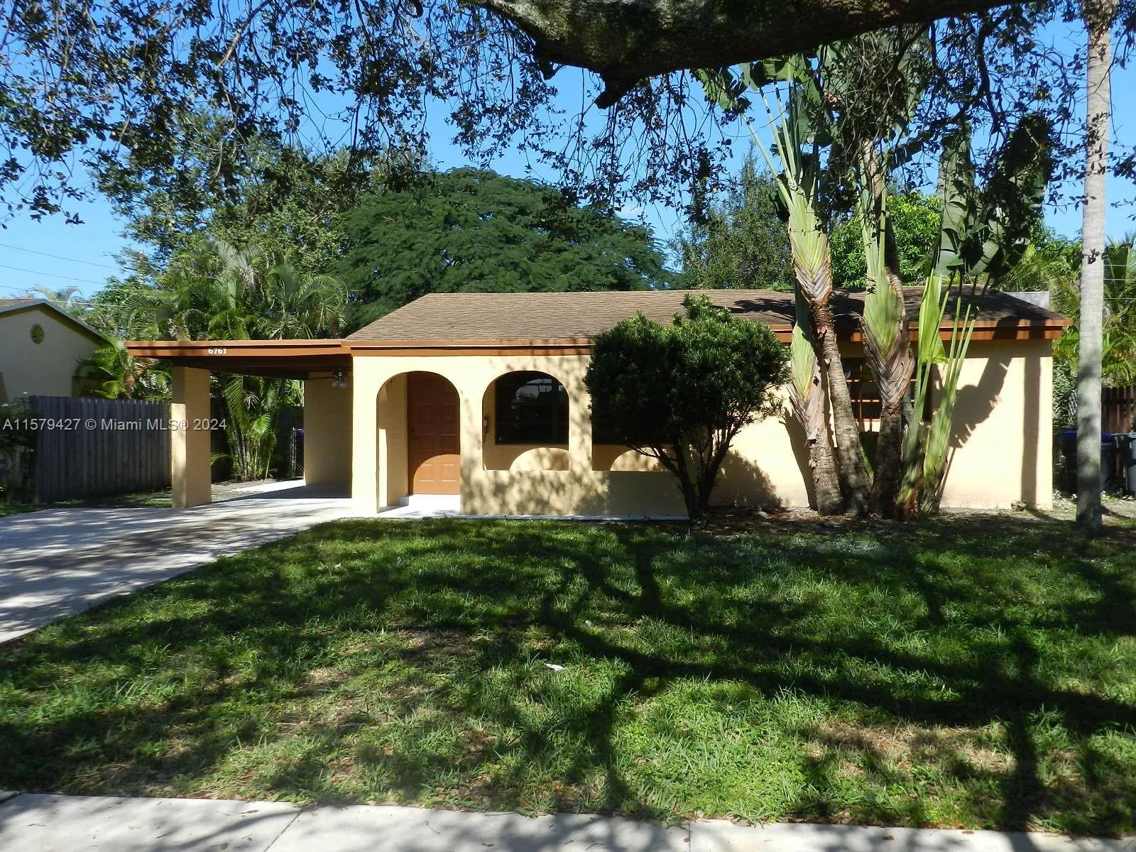 Spacious front yard with lots of shade