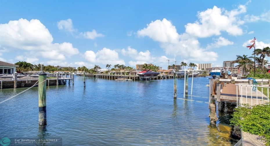 Stunning wide T-Shapeed Canal Views