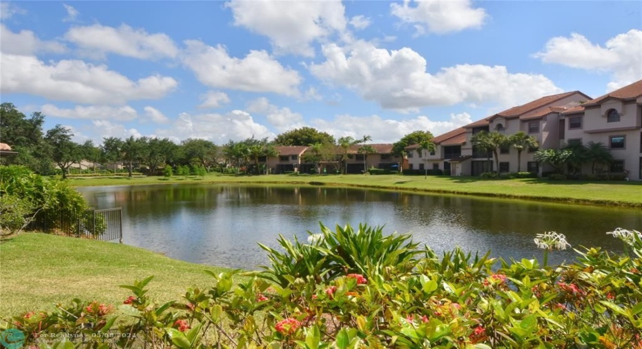 FOUNTAIN SPRING CLUBHOUSE with heated pool, hot tub, kiddie pool, picnic area & bar-b-q