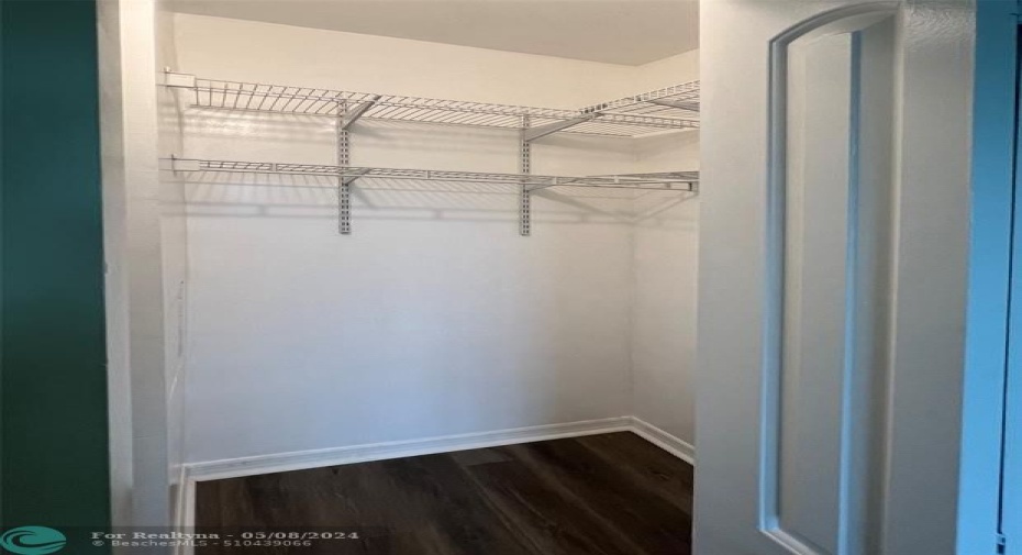 Walking closet in 2nd bedroom