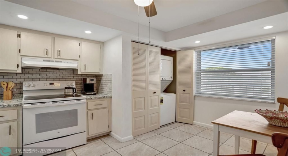 2022 SMOOTH TOP STOVE, 2022 DISHWASHER. 2022 RERIGERATOR WITH ICE MAKER. STAINLESS SINK NEW DISPOSAL, STAINLESS HARDWARD ON OFF WHITE KITCHEN CABINETS.