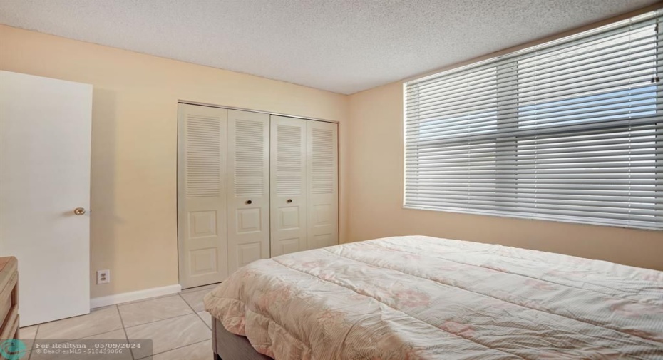 IMPACT WINDOW NEW VENITIAN BLINDS ALUMINUM NOT PVC BLINDS.