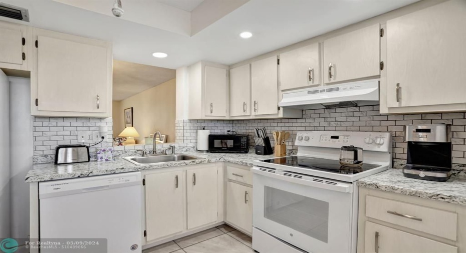 KITCHEN APPLIANCES ALL 2022 MANUFACTURED DATE IN 2021 AND 2022