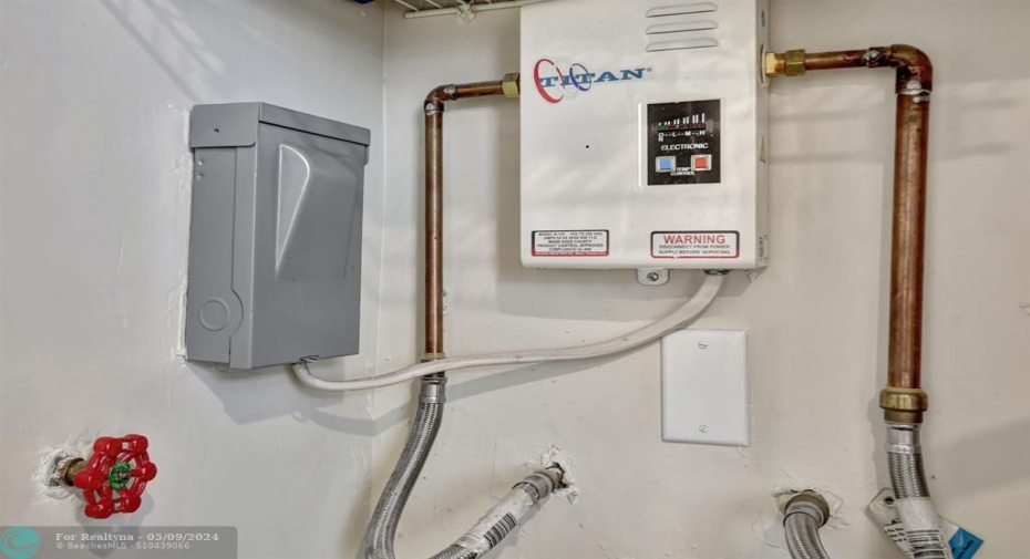 WATER HEATER, COMPACT. SAVES ENERGY. COPPER PLUMBING ON SUPPLY SIDE OF WATER.
