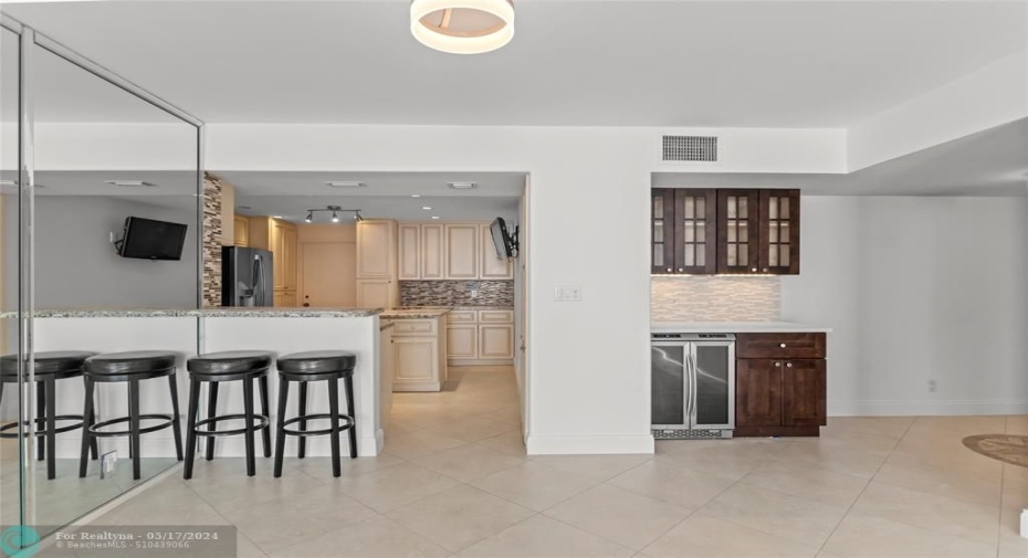 KITCHEN/BAR