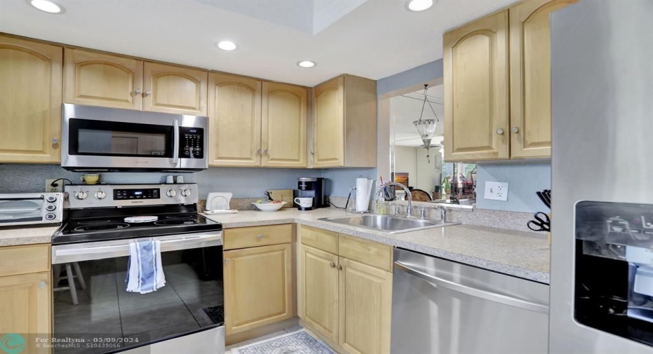 REAL WOOD CABINETS STAINLESS APPLIANCES