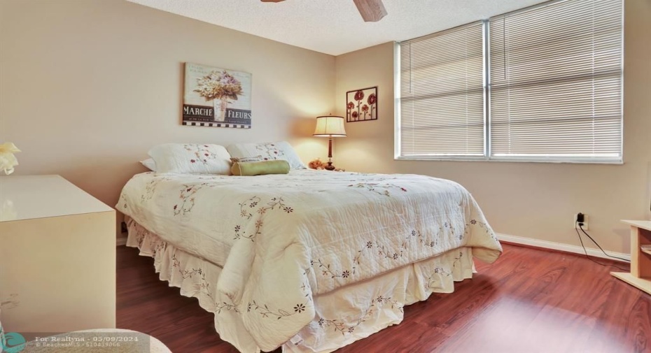 LIGHT AND BRIGHT GUEST BEDROOM WITH LAMINATE FLOORING.
