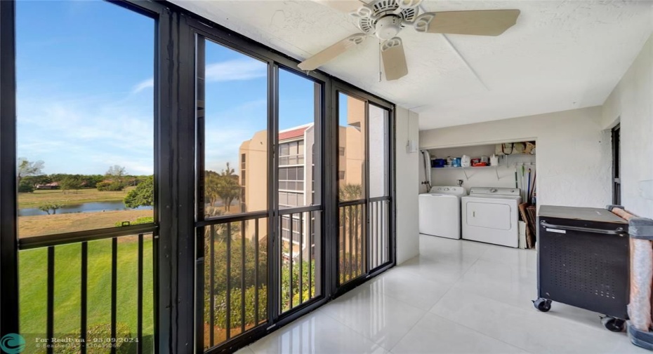Gorgeous View From Screened Balcony and Full Size Washer/Dryer