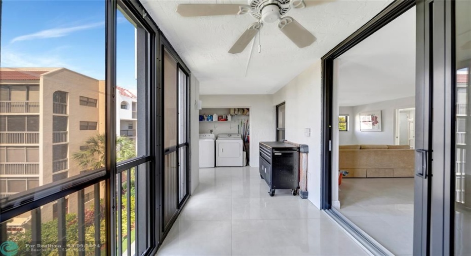 Huge Screened Balcony and Full Size Washer/Dryer