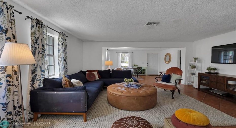LIVING/DINING AREA