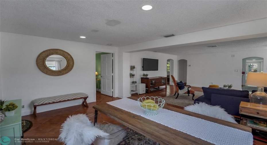 DINING/LIVING ROOM