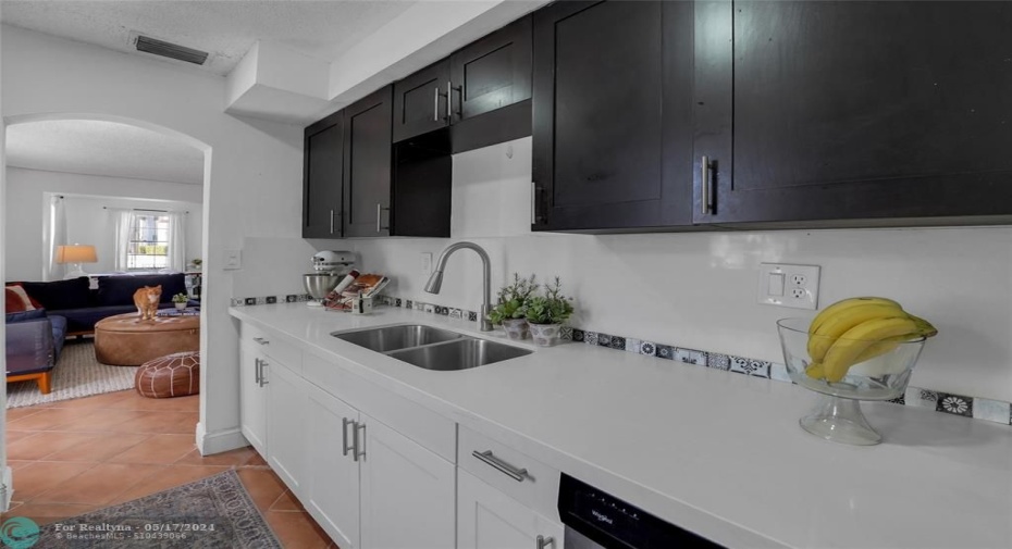 UPDATED KITCHEN W/ WHITE QUARTZ COUNTERS - SS APPLIANCES!
