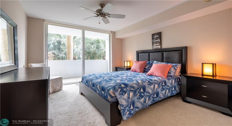 Guest bedroom, balcony access