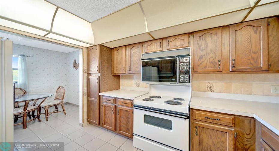 Kitchen & Kitchenette Dining Area