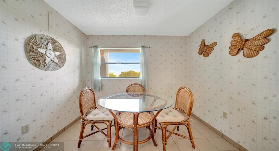 Kitchenette Dining Area