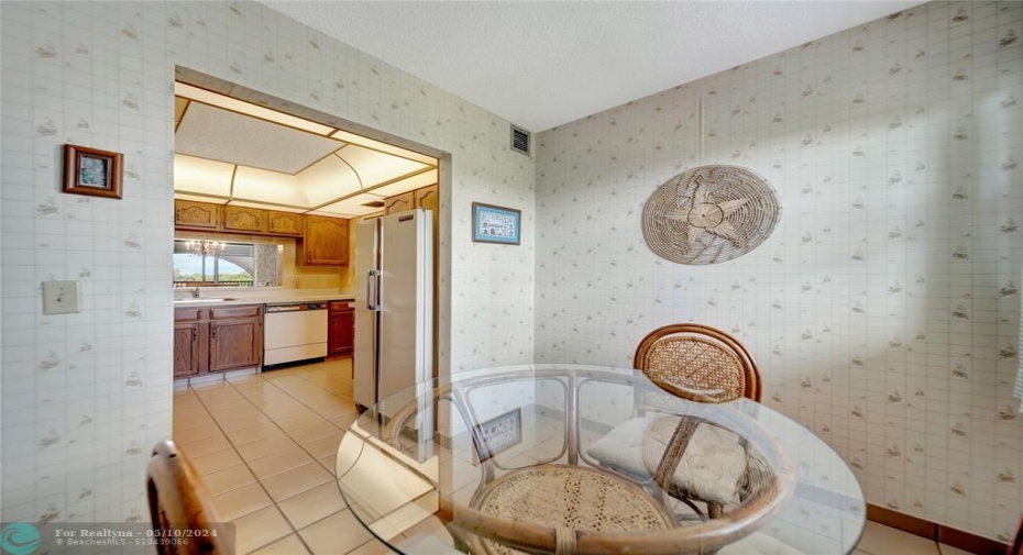 Kitchenette Dining Area & Kitchen