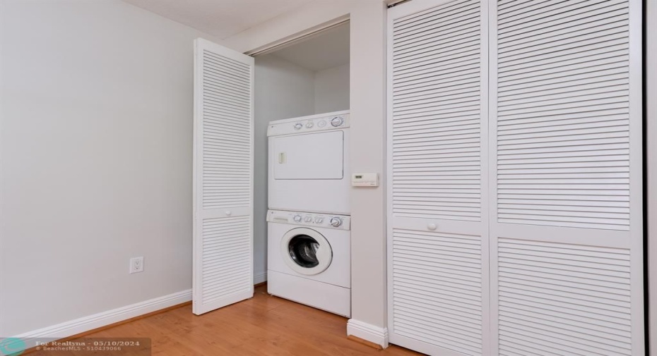 Laundry Closet -  Full size Washer & Dryer