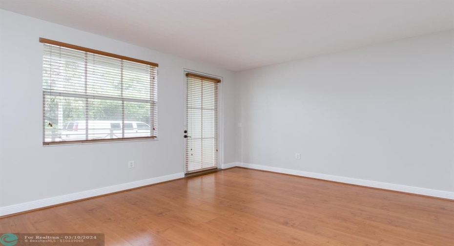 /Living area with access to Open tiled porch area