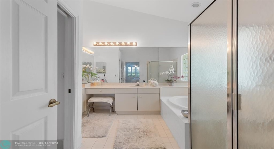 Primary En Suite/bathroom