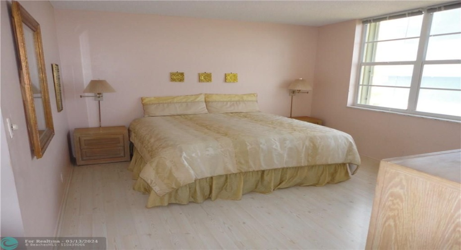MASTER BEDROOM 2/KING SIZE BED AND DIRECT OCEAN VIEWS