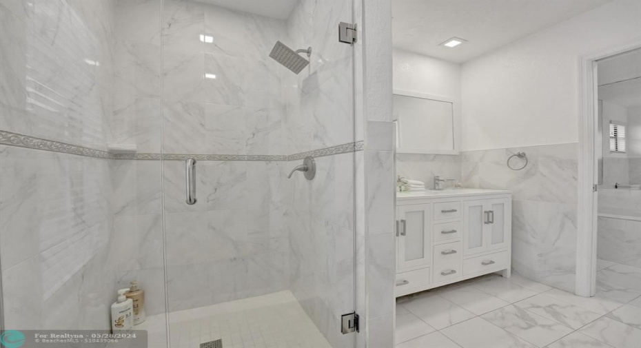 Masterbathroom 1