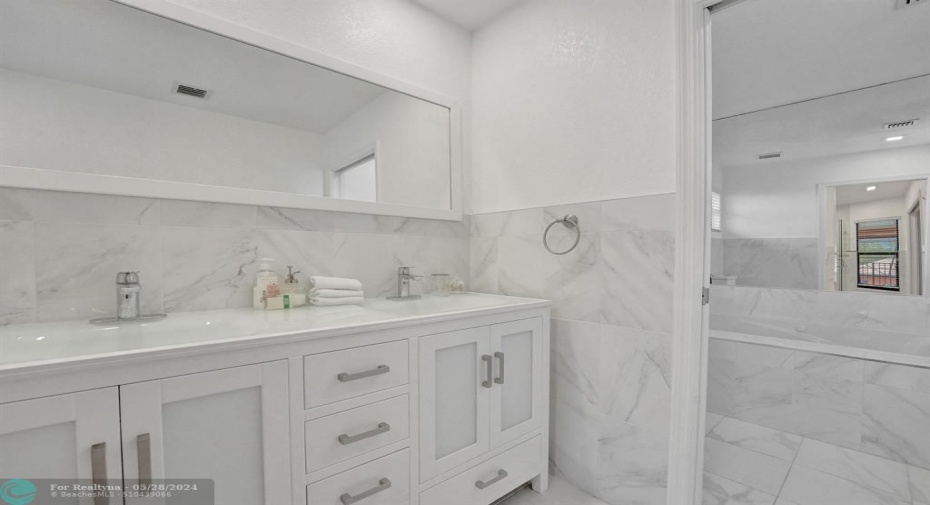 Masterbathroom dual sink