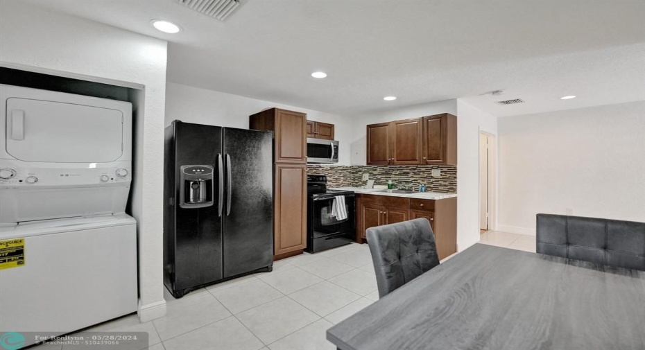 Guest house Kitchen / laundry and dining area
