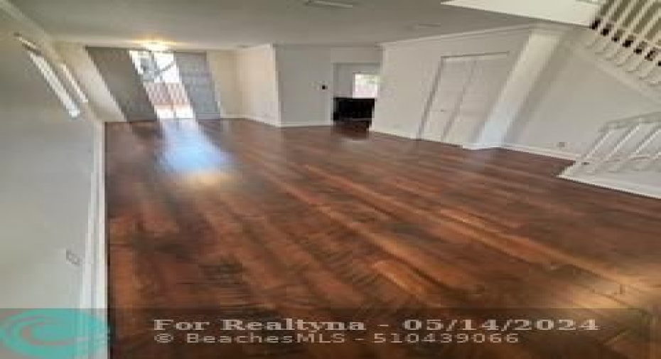Living room/dining area