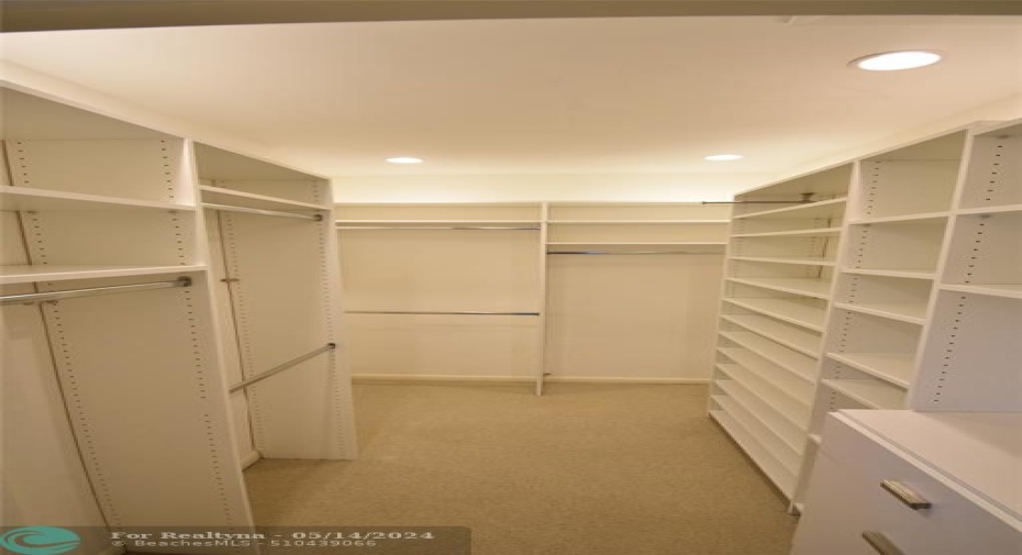 WALK IN CLOSET