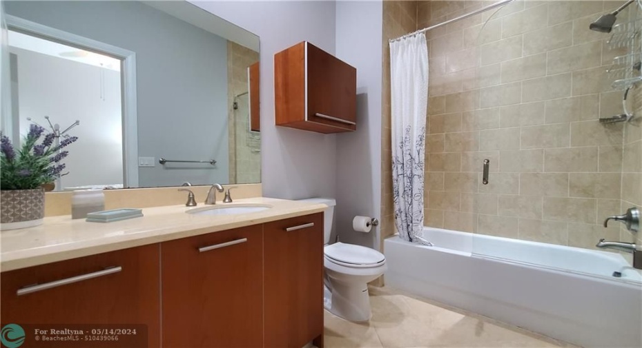 Guest Bedroom En-Suite Full Bath