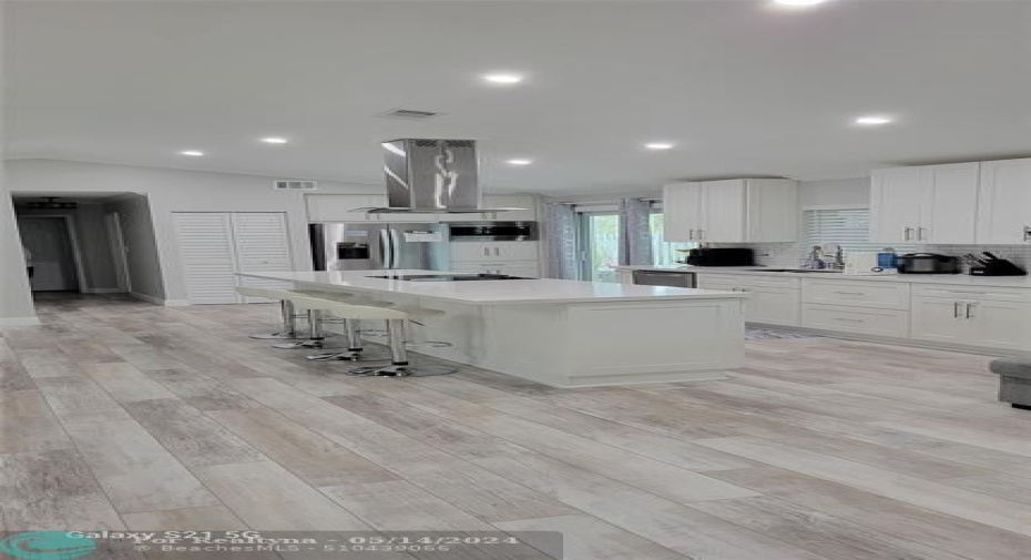 Exhaust vented cooktop
