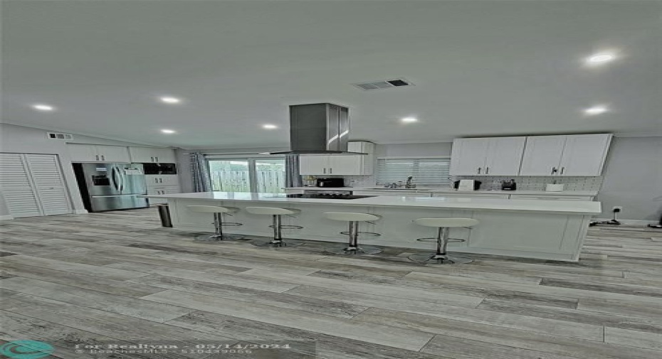 Kitchen Island with cooktop and eating area