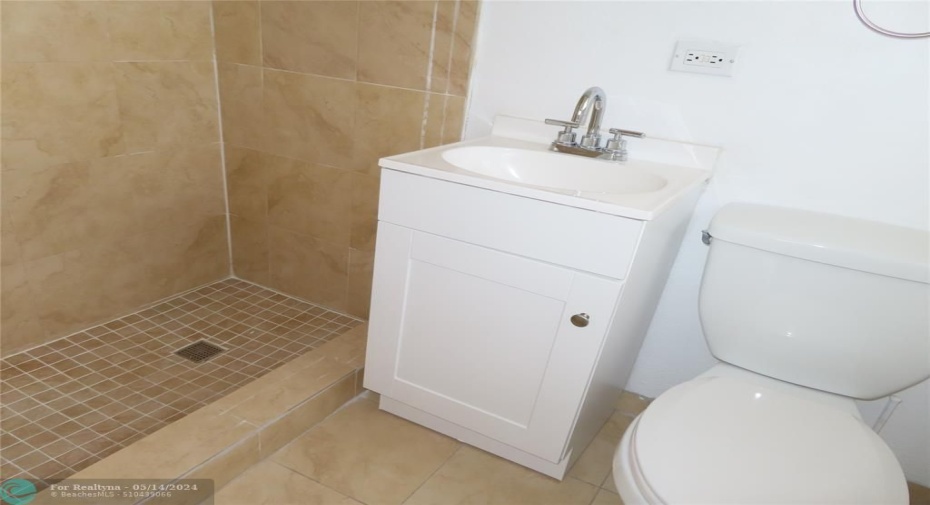 Front bedroom bath.