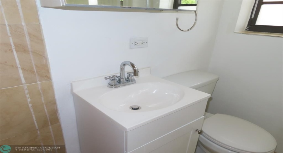 Front bedroom bath.