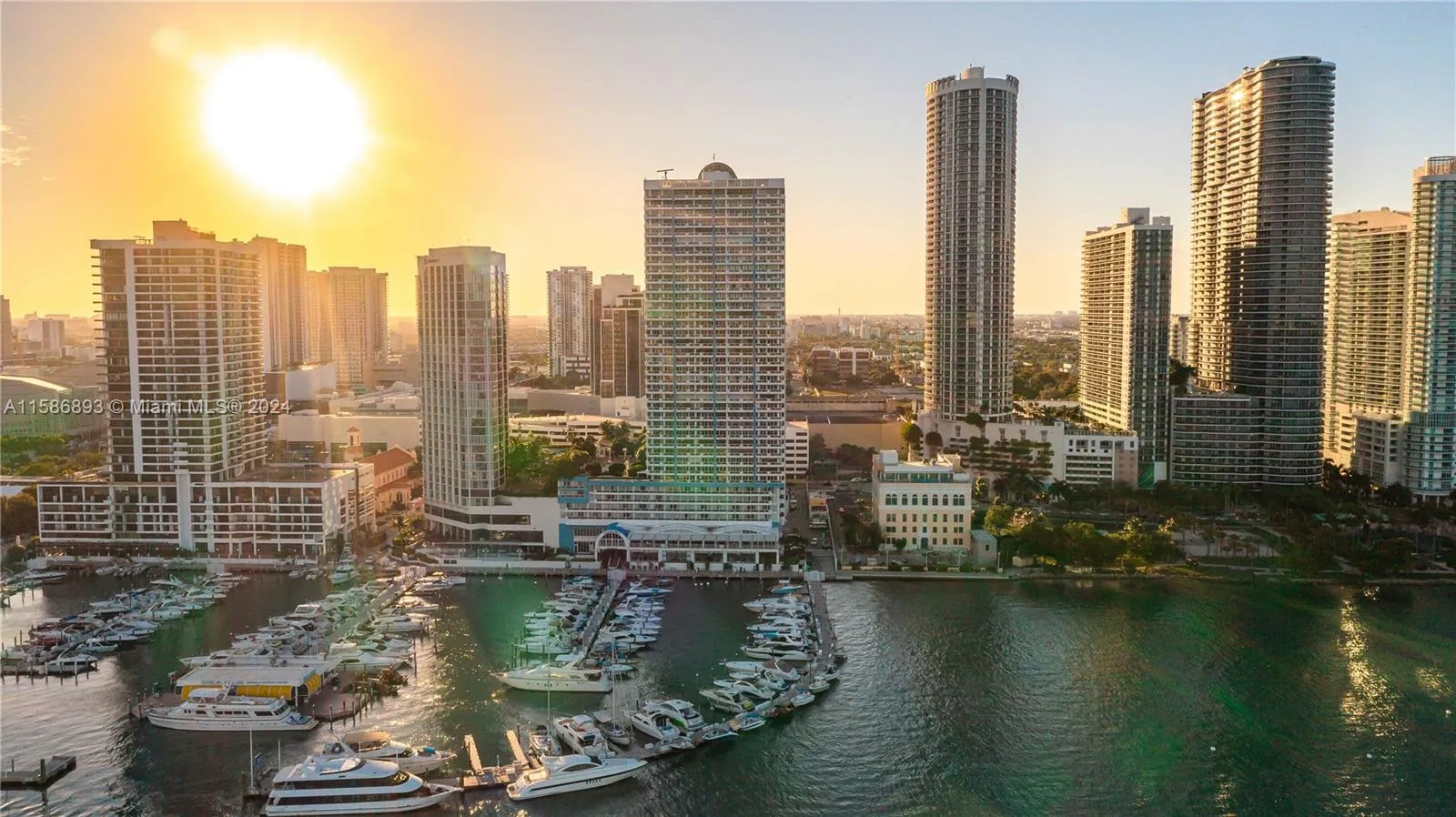 Just Listed Stunning unit 1 bed 1.5 bath in the heart of Downtown Miami by Andrea Guzmana