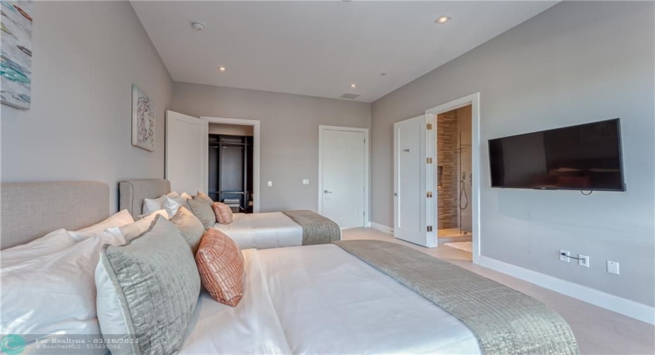Bedroom #3 (2 Queen)/ Ensuite Bathroom