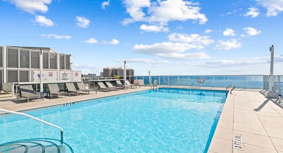 Roof Top Pool & Patio Area
