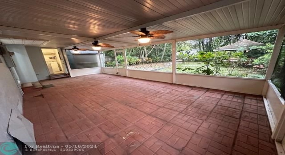 LARGE SCRN. PORCH
