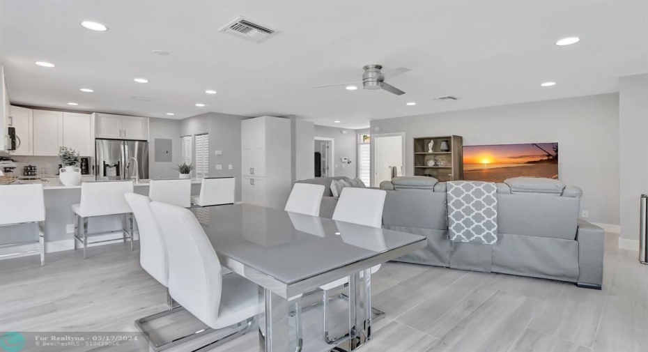 This condo is fully furnished w/new modern furniture.