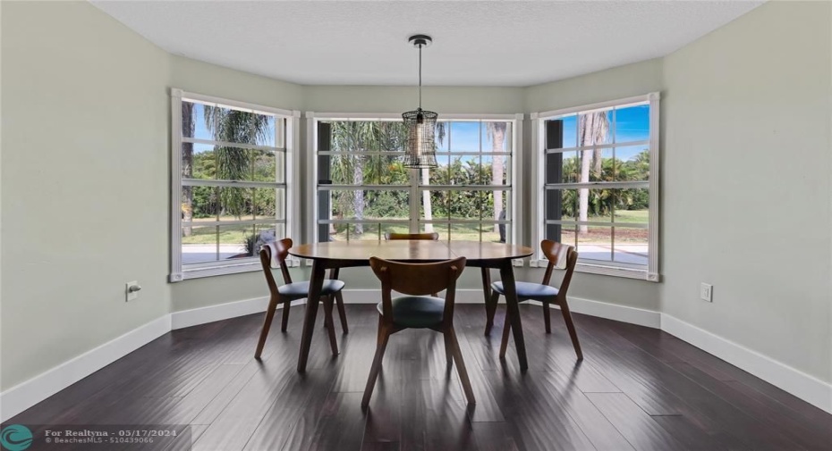 Large lovely breakfast area with bay