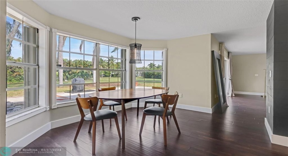 Large lovely breakfast area with bay