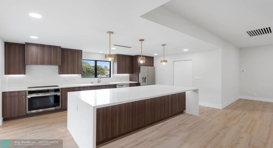 KITCHEN / ISLAND