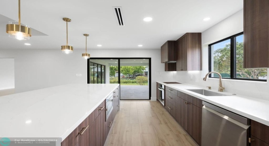 KITCHEN / ISLAND