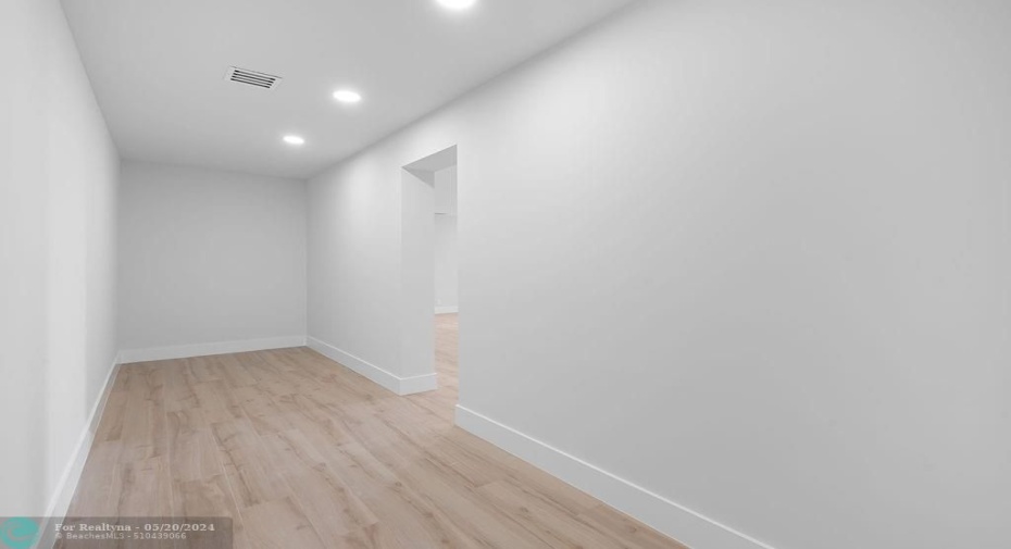 MASTER WALK-IN CLOSET