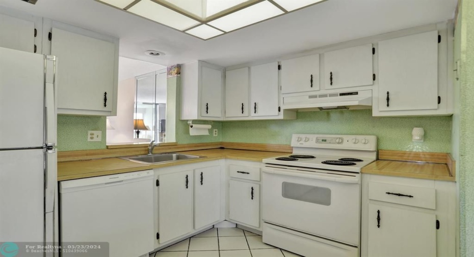 LOTS OF COUNTER AND CABINET SPACE EAT IN KITCHEN