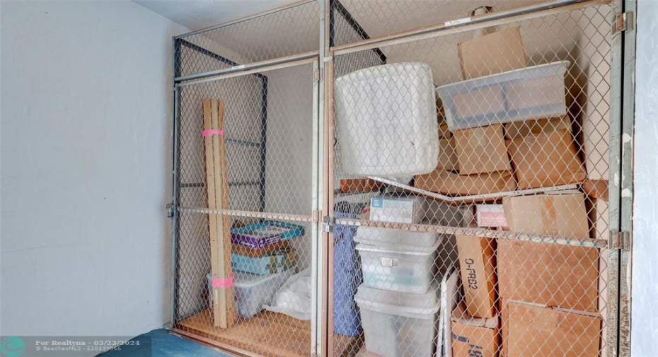 VERY LARGE STORAGE LOCKERS