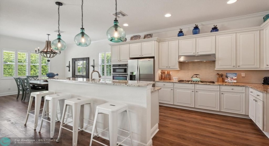 Kitchen with 5 Burner Gas Cooktop